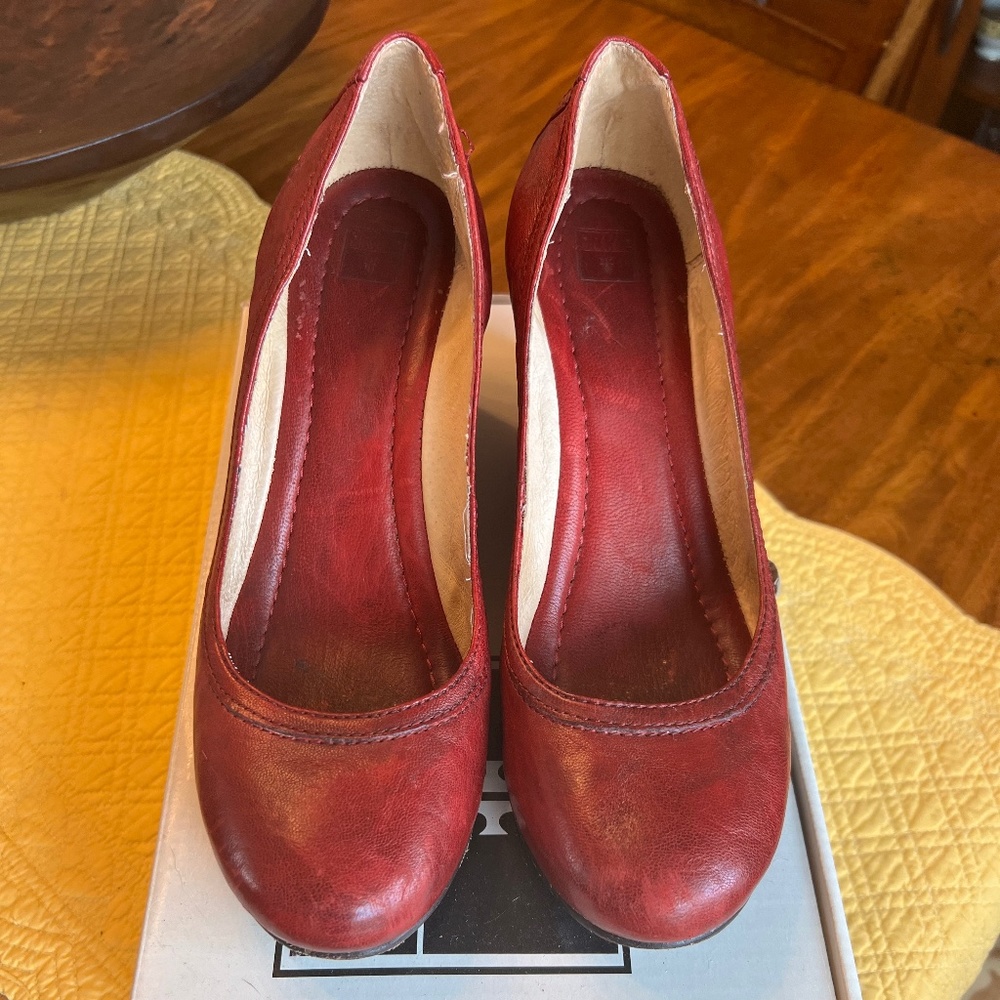 Pre-loved Vintage Frye Carson Wedge in Burnt Red